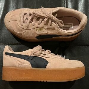 Puma Palermo light pink shade and blue leather accent sneaker. 7.5